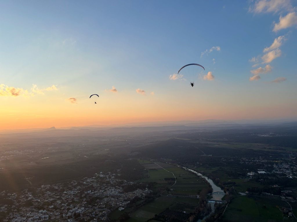 vol paramoteur couché de soleil